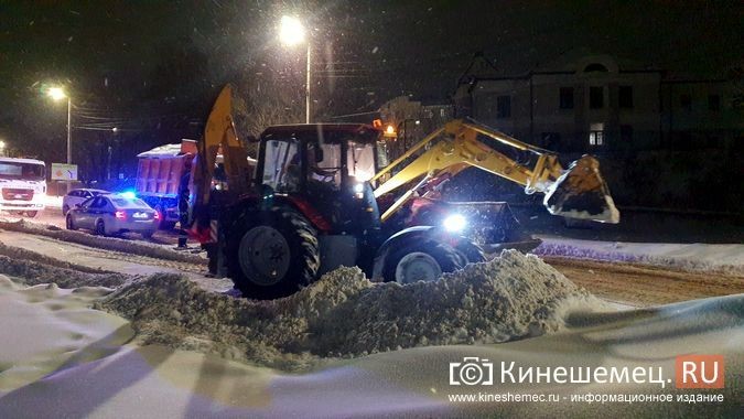 Заторы из фур, ДПС на дорогах: в Кинешме устраняют последствия аномального снегопада фото 5