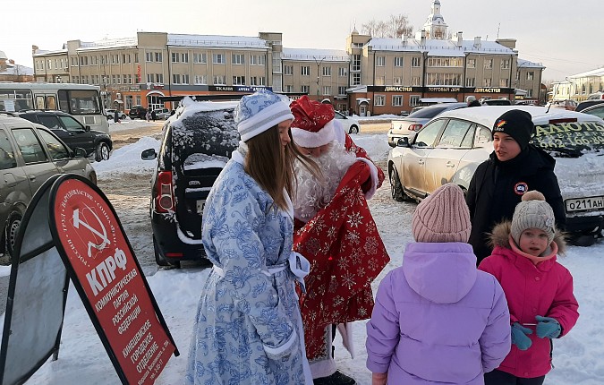 В центре Кинешмы прошла акция «Красный Новый год» фото 6