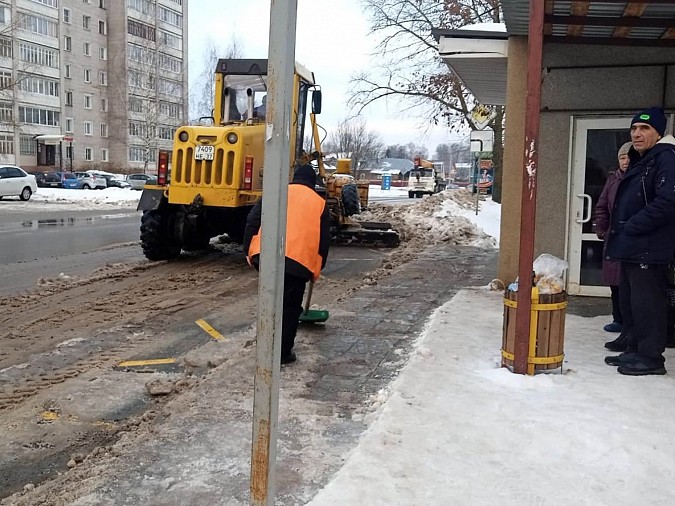 УГХ Кинешмы расчищает от снега остановочные площадки фото 3
