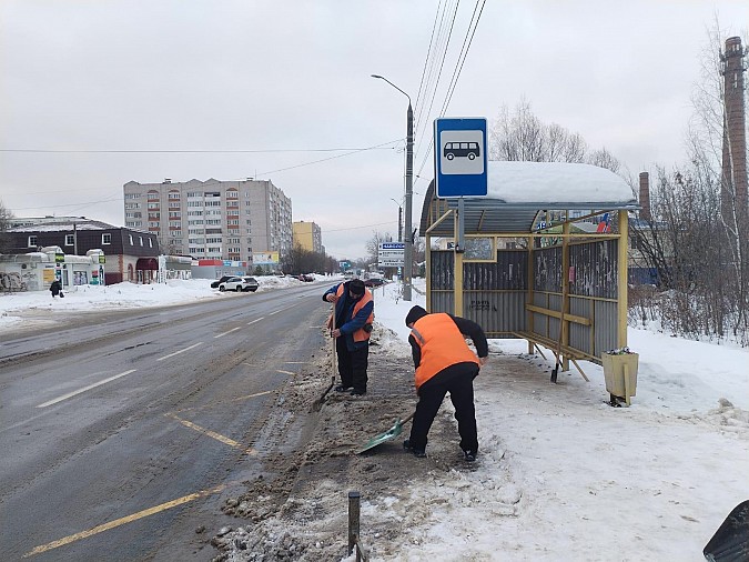 УГХ Кинешмы расчищает от снега остановочные площадки фото 2