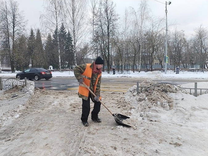 УГХ Кинешмы расчищает от снега остановочные площадки фото 6