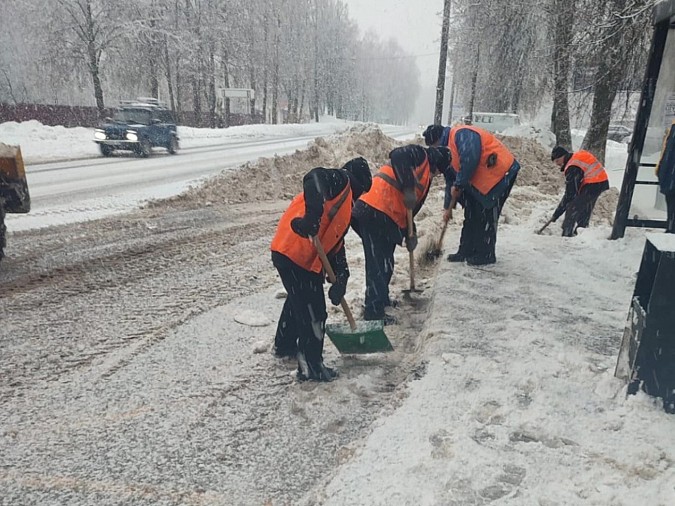 УГХ Кинешмы расчищает от снега остановочные площадки фото 4