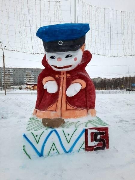 Электромонтер из Кинешмы слепил в Заполярье из снега чебурашку фото 7