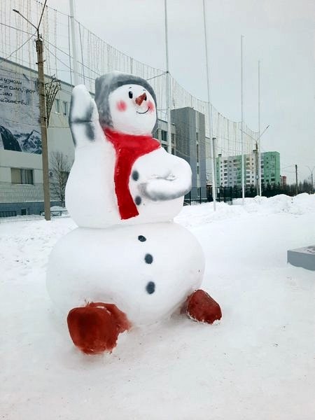 Электромонтер из Кинешмы слепил в Заполярье из снега чебурашку фото 6