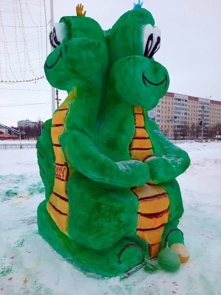 Электромонтер из Кинешмы слепил в Заполярье из снега чебурашку фото 9