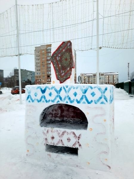 Электромонтер из Кинешмы слепил в Заполярье из снега чебурашку фото 5