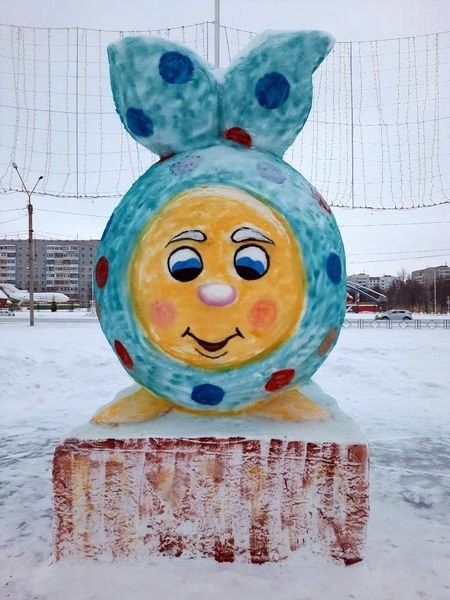 Электромонтер из Кинешмы слепил в Заполярье из снега чебурашку фото 8