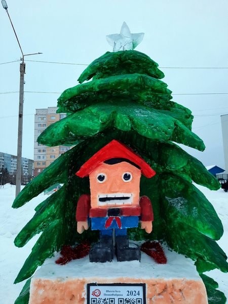 Электромонтер из Кинешмы слепил в Заполярье из снега чебурашку фото 3