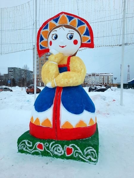 Электромонтер из Кинешмы слепил в Заполярье из снега чебурашку фото 4