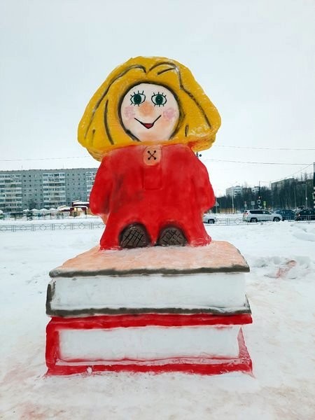 Электромонтер из Кинешмы слепил в Заполярье из снега чебурашку фото 10