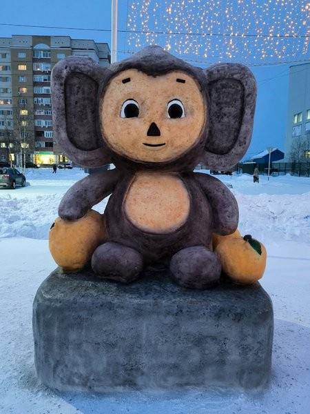 Электромонтер из Кинешмы слепил в Заполярье из снега чебурашку фото 2