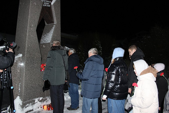 В Кинешме зажгли свечи в память о 44-й годовщине ввода советских войск в Афганистан фото 15