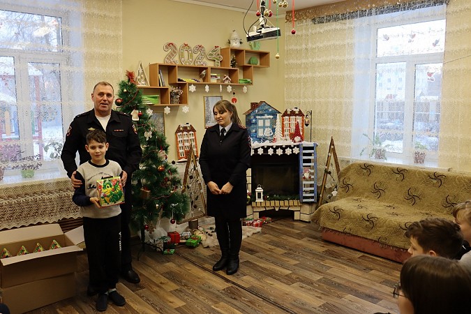 Сотрудники Госавтоинспекции Кинешмы приехали с подарками в детский дом фото 4