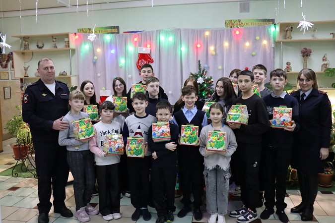 Сотрудники Госавтоинспекции Кинешмы приехали с подарками в детский дом фото 2
