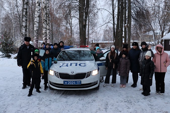 Сотрудники Госавтоинспекции Кинешмы приехали с подарками в детский дом фото 3