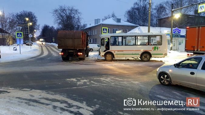 На перекрестке ул.50-летия Комсомола - Сеченова автобус врезался в мусоровоз фото 2