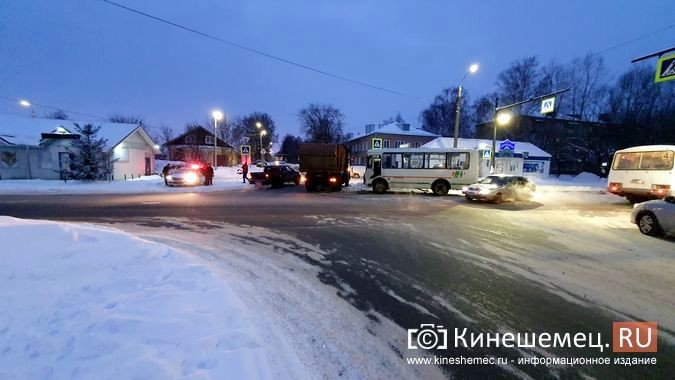 На перекрестке ул.50-летия Комсомола - Сеченова автобус врезался в мусоровоз фото 6