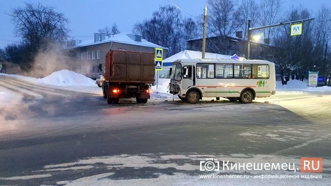 На перекрестке ул.50-летия Комсомола - Сеченова автобус врезался в мусоровоз фото 5