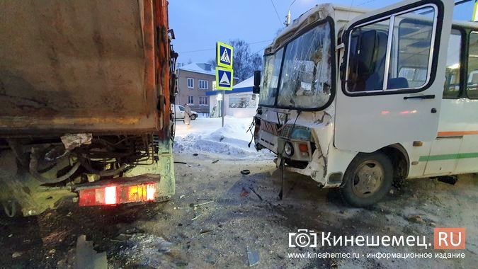 На перекрестке ул.50-летия Комсомола - Сеченова автобус врезался в мусоровоз фото 4