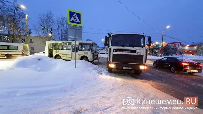 На перекрестке ул.50-летия Комсомола - Сеченова автобус врезался в мусоровоз фото 3