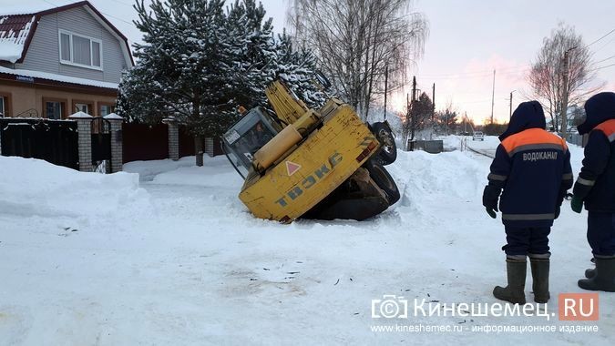 Улицу Декабристов в Кинешме заливает стоками из канализационного коллектора фото 9