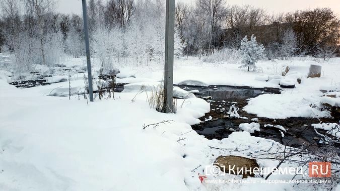 Улицу Декабристов в Кинешме заливает стоками из канализационного коллектора фото 3