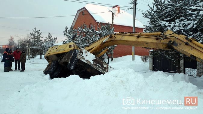 Улицу Декабристов в Кинешме заливает стоками из канализационного коллектора фото 11