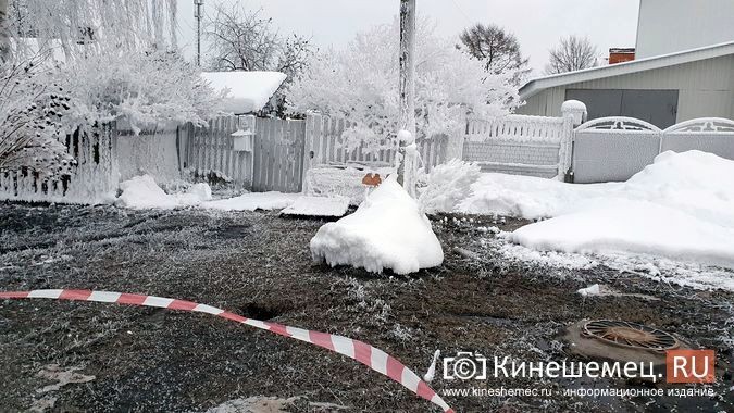 Улицу Декабристов в Кинешме заливает стоками из канализационного коллектора фото 7