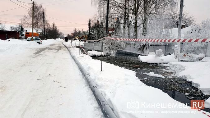 Улицу Декабристов в Кинешме заливает стоками из канализационного коллектора фото 5