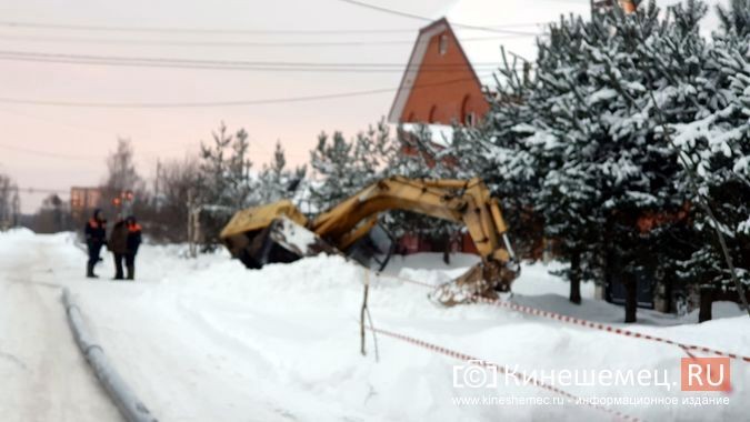 Улицу Декабристов в Кинешме заливает стоками из канализационного коллектора фото 8