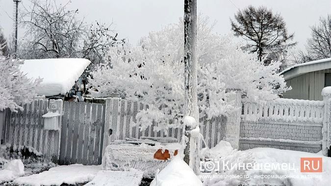 Улицу Декабристов в Кинешме заливает стоками из канализационного коллектора фото 6