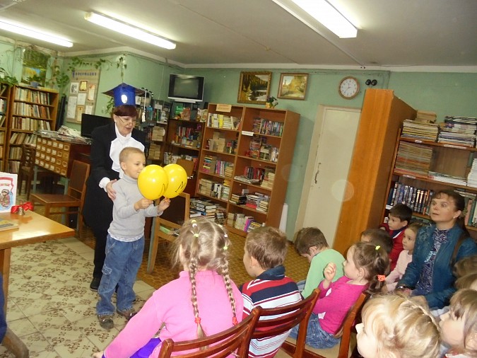 Дошкольники отметили День знаний с магистром околовсяческих наук в Кинешме фото 5