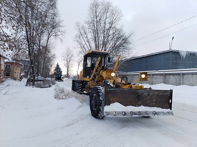 УГХ расчищает и расширяет дороги в микрорайонах города фото 3