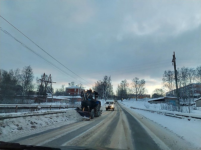 УГХ расчищает и расширяет дороги в микрорайонах города фото 6