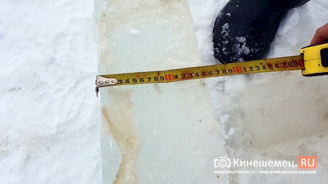 Толщина льда на реке Кинешемке у крещенской купели составляет 15 см фото 2