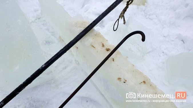 Толщина льда на реке Кинешемке у крещенской купели составляет 15 см фото 3