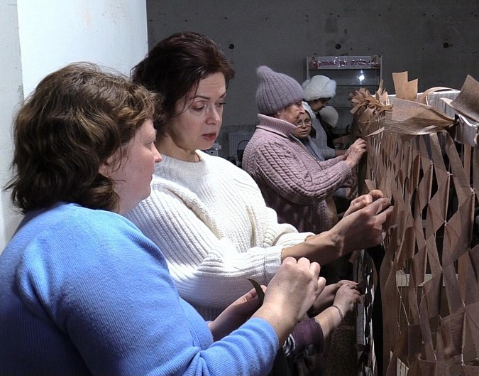 В храме Кинешмы начали изготавливать маскировочные сети и блиндажные свечи для СВО фото 7