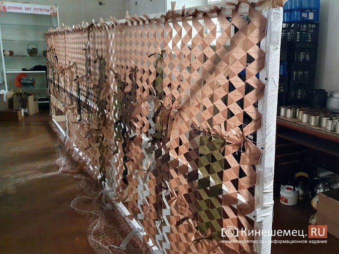 В храме Кинешмы начали изготавливать маскировочные сети и блиндажные свечи для СВО фото 6