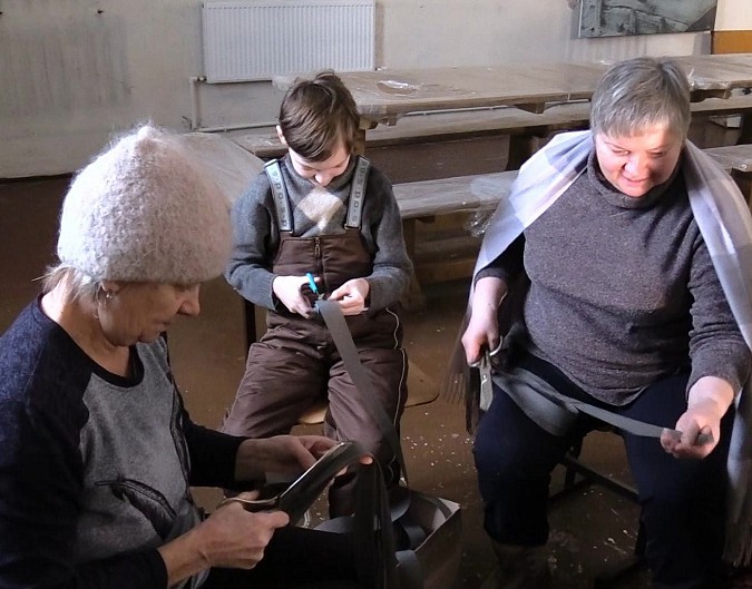 В храме Кинешмы начали изготавливать маскировочные сети и блиндажные свечи для СВО фото 9