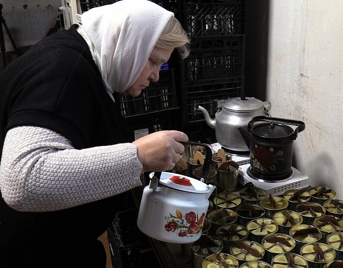 В храме Кинешмы начали изготавливать маскировочные сети и блиндажные свечи для СВО фото 8