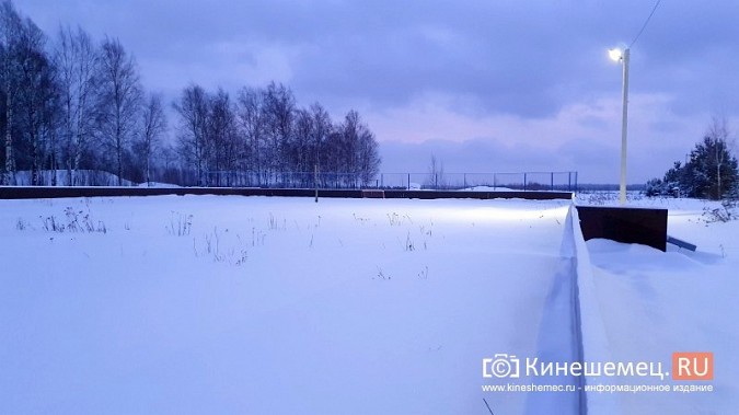 К огромной и никому ненужной хоккейной коробке на окраине Кинешмы провели освещение фото 7