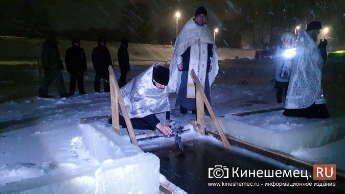 Несмотря на снежный буран кинешемцы пришли окунуться в иордань фото 3