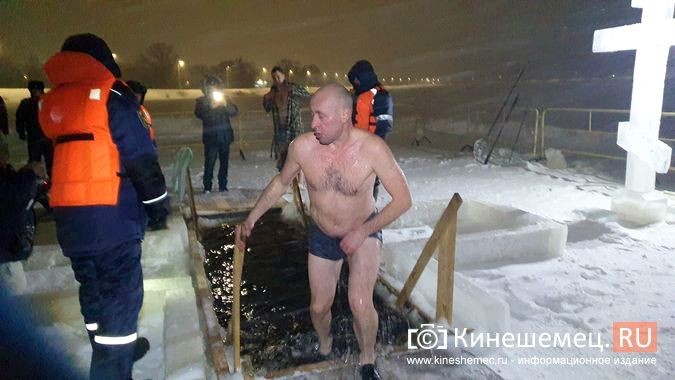 Несмотря на снежный буран кинешемцы пришли окунуться в иордань фото 14