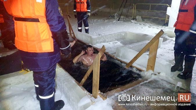 Несмотря на снежный буран кинешемцы пришли окунуться в иордань фото 11