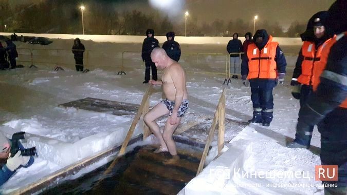Несмотря на снежный буран кинешемцы пришли окунуться в иордань фото 12