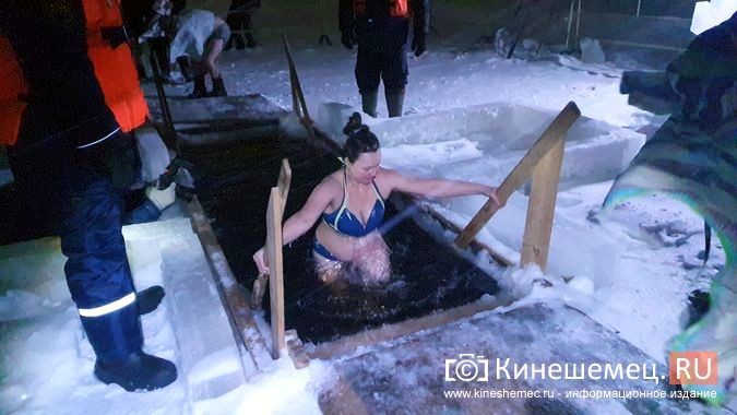 Несмотря на снежный буран кинешемцы пришли окунуться в иордань фото 9
