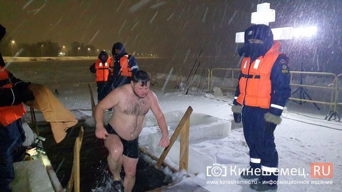 Несмотря на снежный буран кинешемцы пришли окунуться в иордань фото 18
