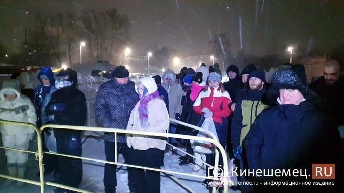 Несмотря на снежный буран кинешемцы пришли окунуться в иордань фото 5