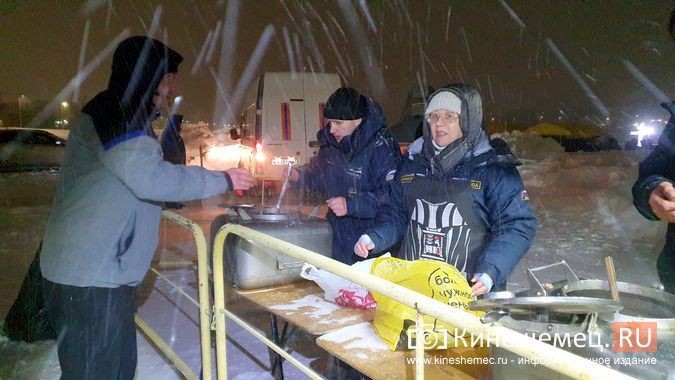 Несмотря на снежный буран кинешемцы пришли окунуться в иордань фото 16