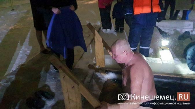 Несмотря на снежный буран кинешемцы пришли окунуться в иордань фото 17